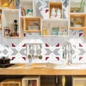 Papel de Parede Retrô Cozinha Branco Cinza e Bordô