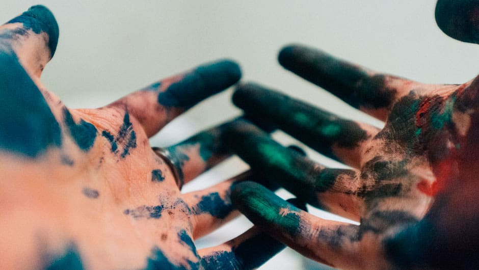 Mãos com tinta ecologica que foi utilizada na pintura da parede Blog Dcorando